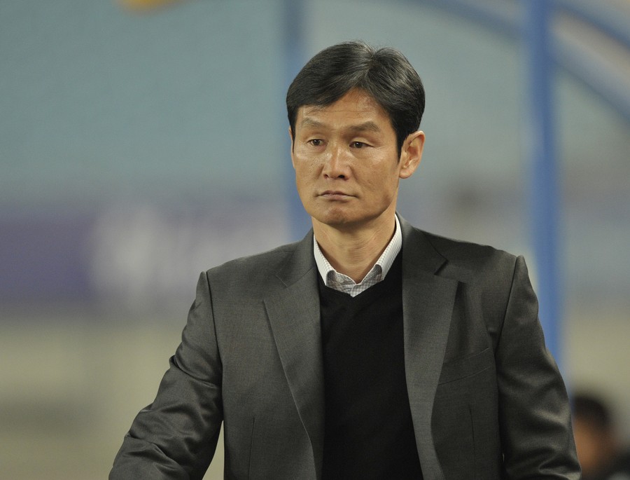 从这样的场面不难看出，邦德似乎是遭遇到了什么难题